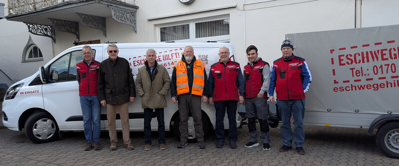 Gemeinsam Hilfe leisten:  Matthias Sadowsky und Rainer Fröhlich (zweiter und dritter von links) vom RC Eschwege haben sich an „Eschwege hilft“ gewandt, um Menschen in der Ukraine zu unterstützen. 