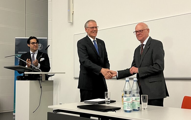 Thomas Merz, Präsident des RC Oberhausen Antony-Hütte, begrüßt den Referenten Prof. Dr. Norbert Lammert. Am Rednerpult: Sina Mohammadi, Präsident des Rotaract Club Mülheim an der Ruhr/Oberhausen