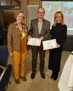 Governorin Claudia Mayer übergibt die Avenue-of-service-Awards an Bernhard Martin vom RC Bonn-Rheinbach. Links im Bild die Präsidentin, Martina Baur-Schäfer