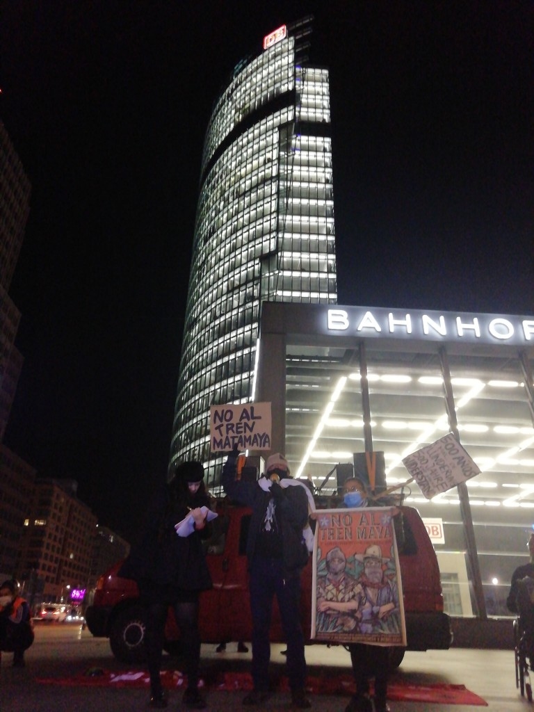 Delegierte des Nationalen Indigenen Kongresses aus Mexiko vor dem DB Tower am Potsdamer Platz
