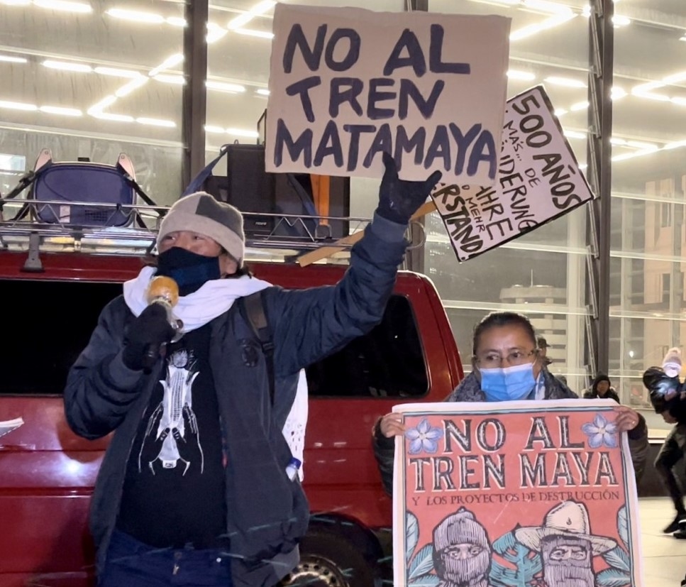 Delegierte des Nationalen Indigenen Kongresses aus Mexiko vor dem DB Tower am Potsdamer Platz 