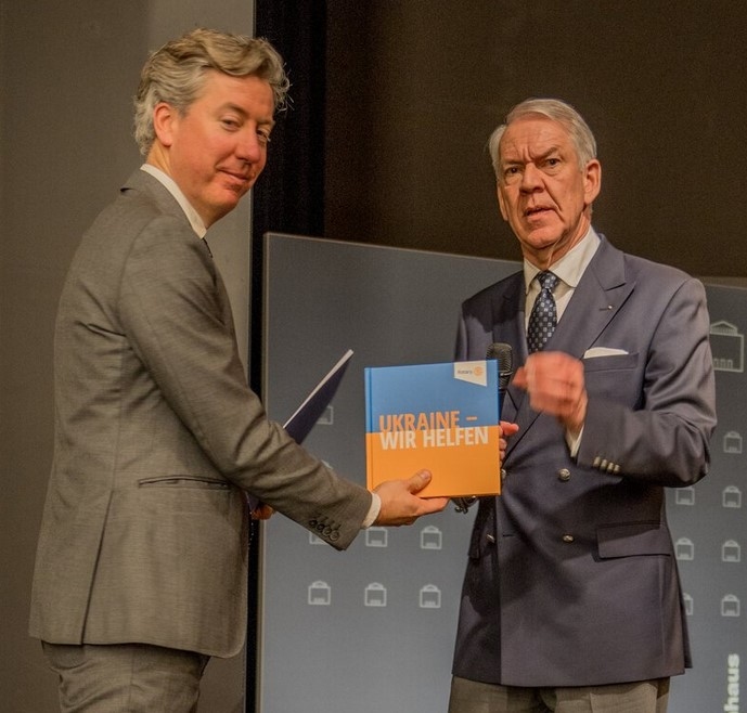 2024, d1842, Benedikt Franke, CEO der MSC, erhält von DG Nikolai Ehlers die DGR-Publikation „Ukraine – wir helfen“ Copyright: Stephan Uhlenhuth