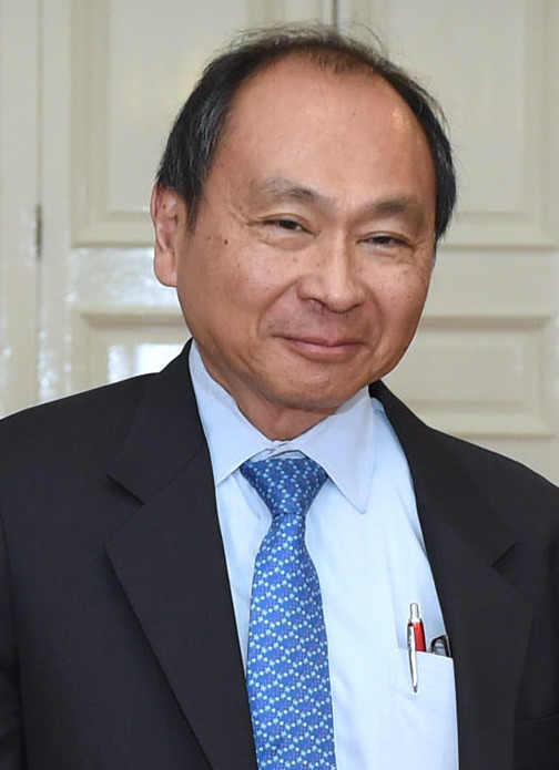 Yoshihiro Francis Fukuyama ist ein US-amerikanischer Politikwissenschaftler. Er ist Direktor des Zentrums für Demokratie, Entwicklung und Rechtsstaatlichkeit am Freeman Spogli Institute for International Studies der Stanford University.