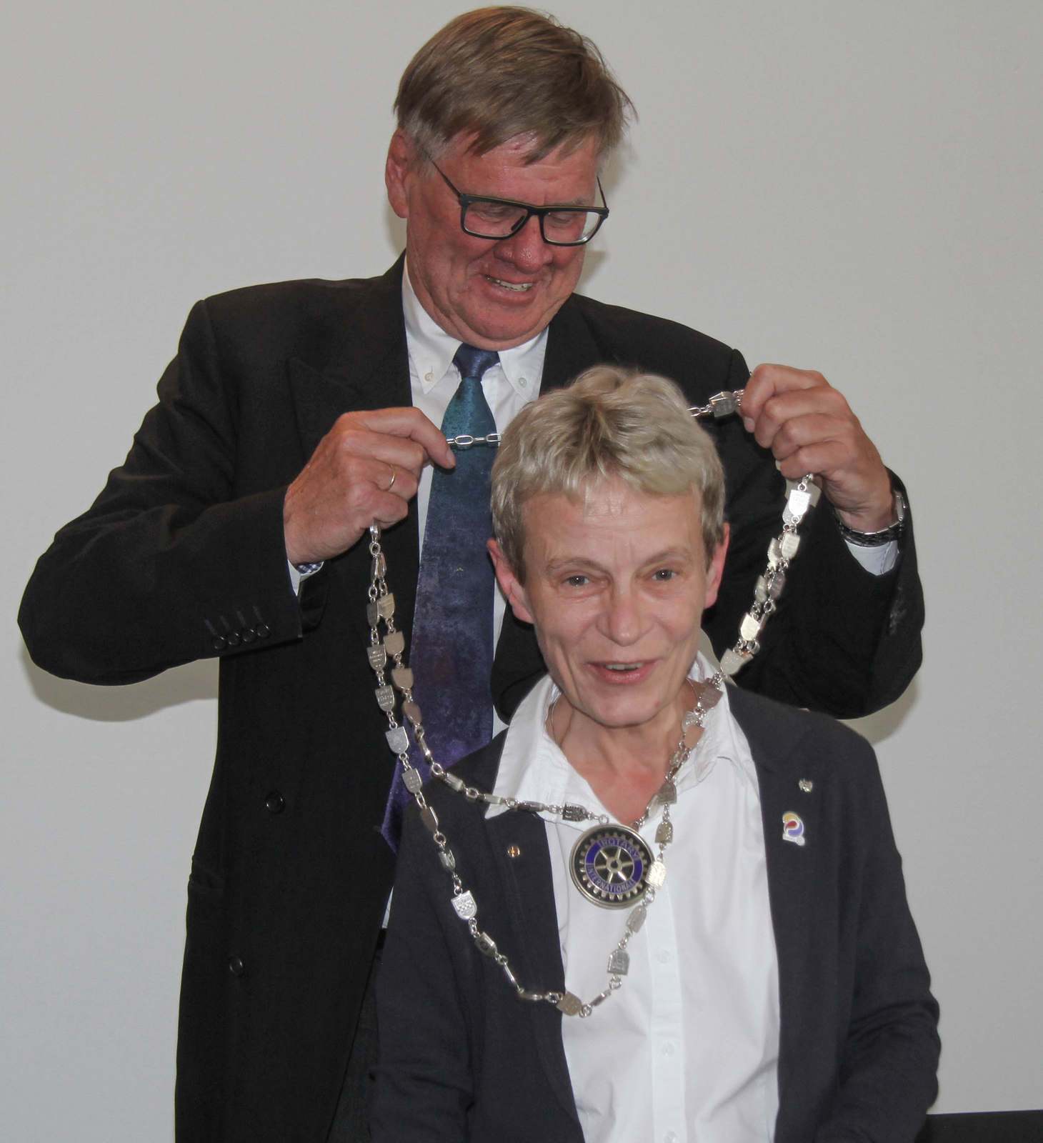 22023, lore benz, wolfgang schröter, distrikt 1900, distriktgovernor, governor, amtskette