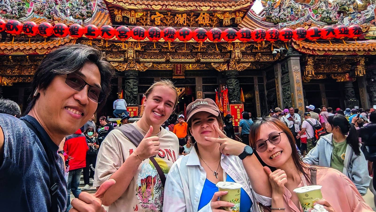 Tempelbesuch: Gastvater Antony Shih, Austauschschülerin Signe, Nikola Glaßer und Gastmutter June Yang (von links)