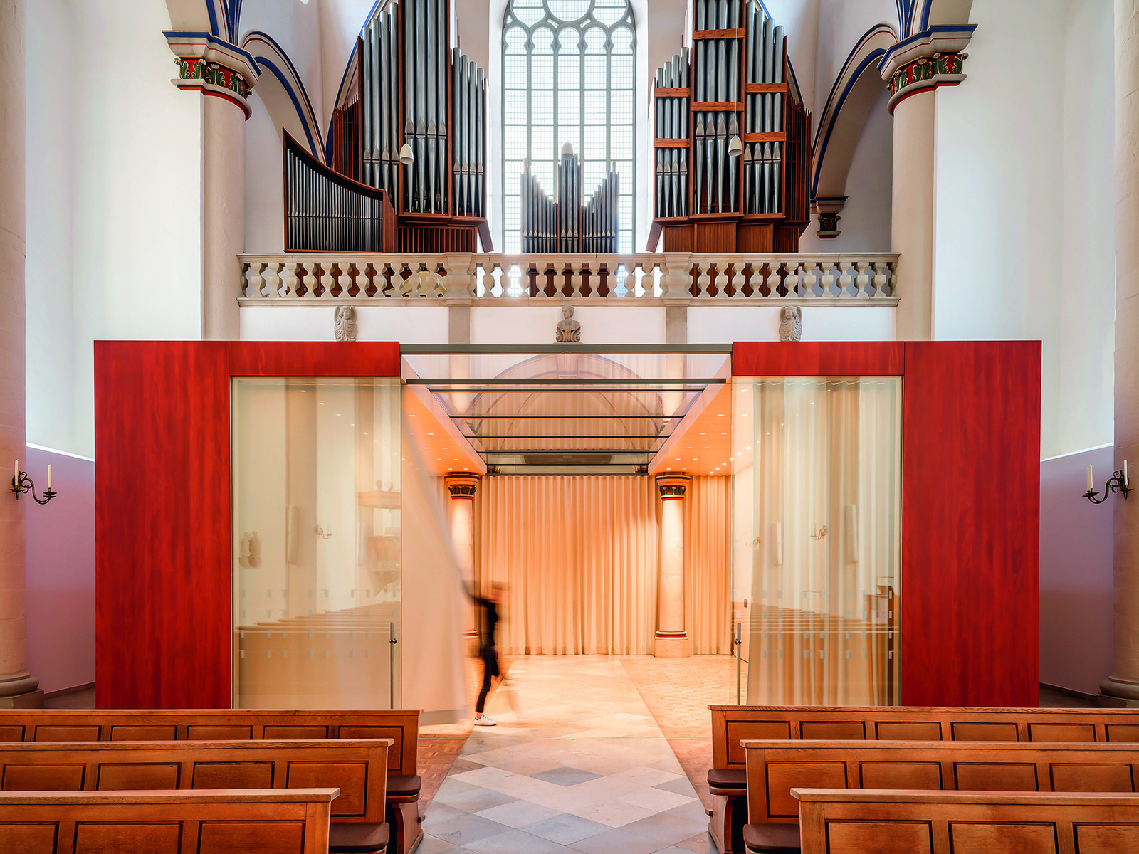 Kirche in Coesfeld Die evangelische Gemeinde gewann den Preis der Kirchenbaustiftung KiBa 2025 mit einem 60 Quadratmeter großen roten Kubus im hinteren Drittel der barocken Hallenkirche, getrennt beheizbar und multifunktional nutzbar