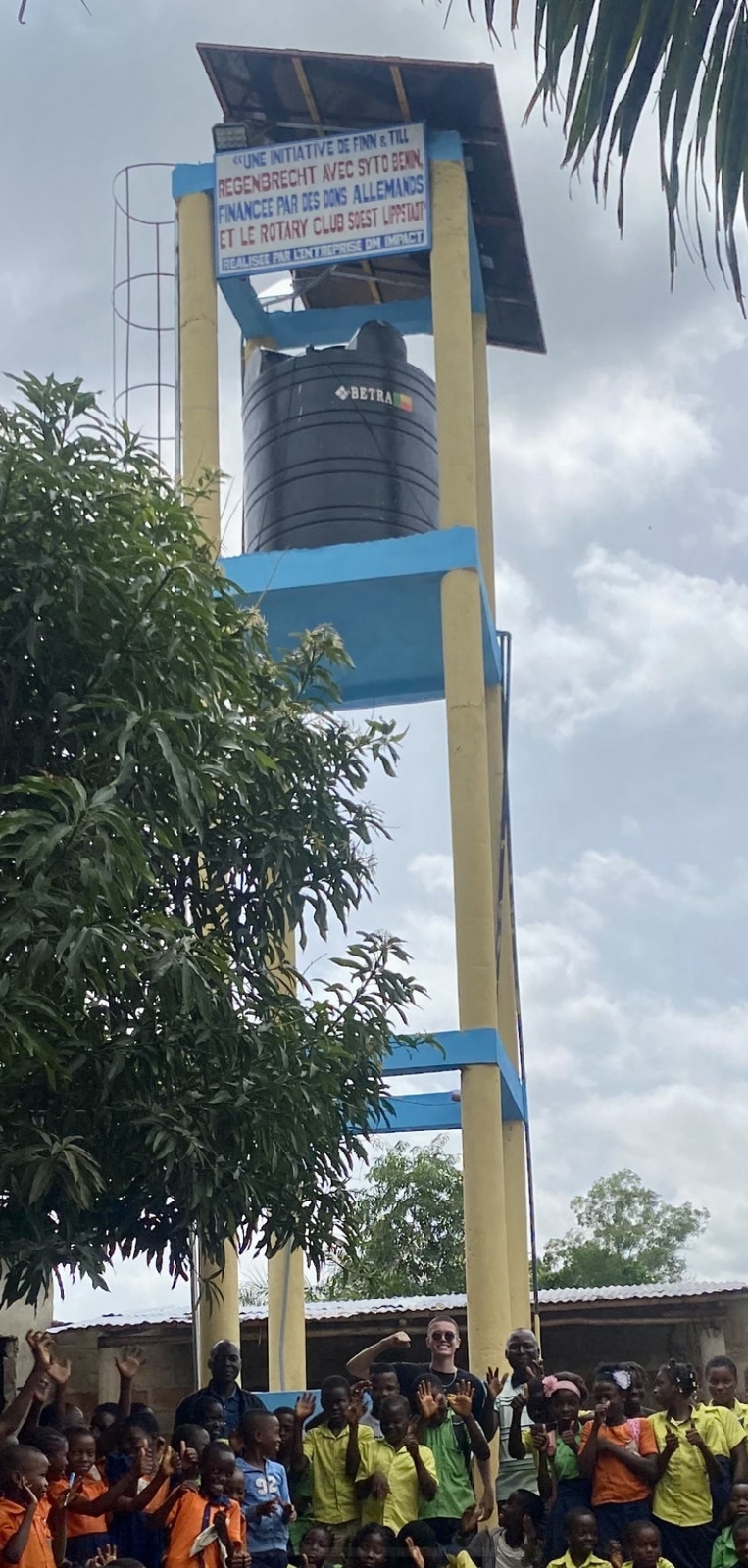 2023, wasserturm, Abiturient initiierte eigenes Projekt in Benin, 