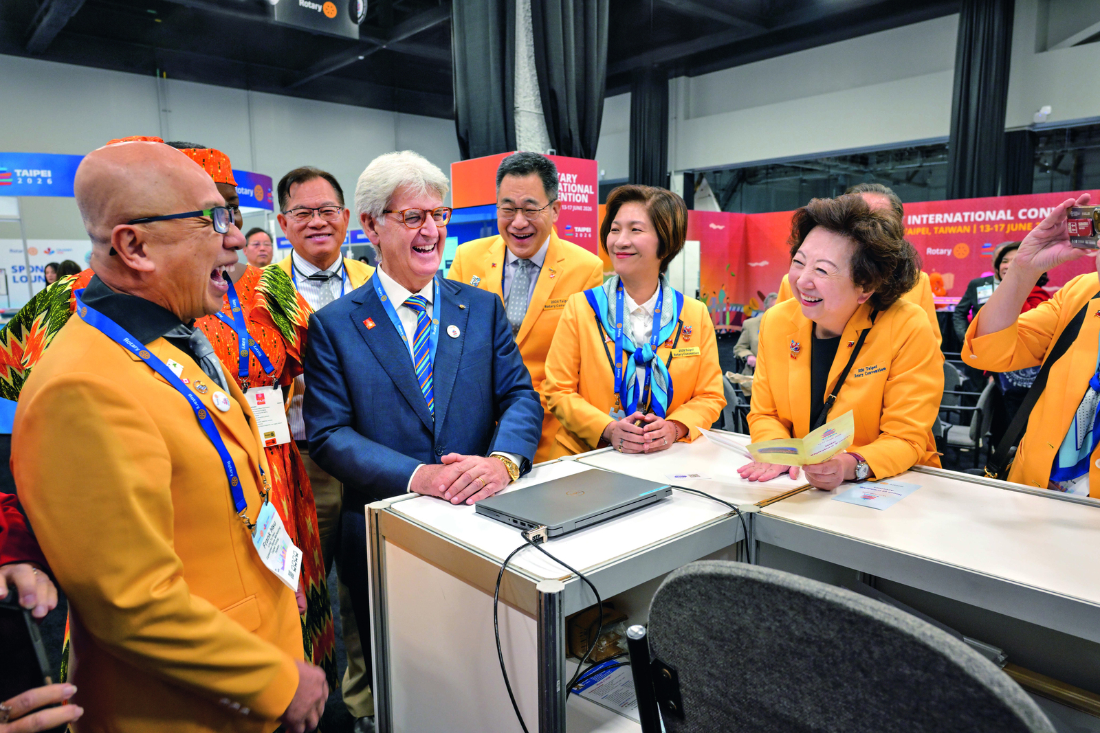 Auf der Convention in Calgary trifft sich Arezzo mit Rotary-Mitgliedern aus Taipeh, wo die Convention 2026 stattfinden wird