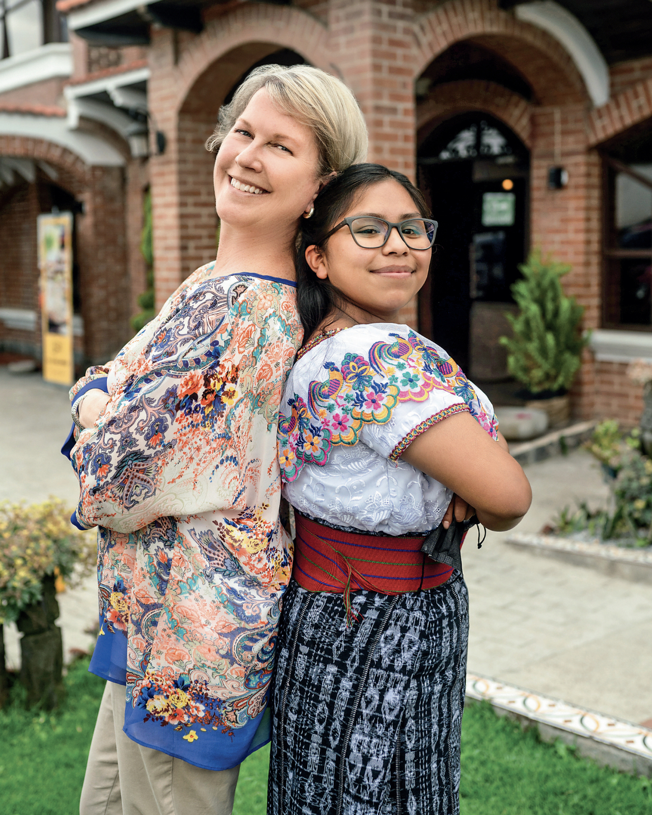 2023, 3. Jennifer Jones mit Lucky Johana Mishel Chutá Simón, prsidentenbrief