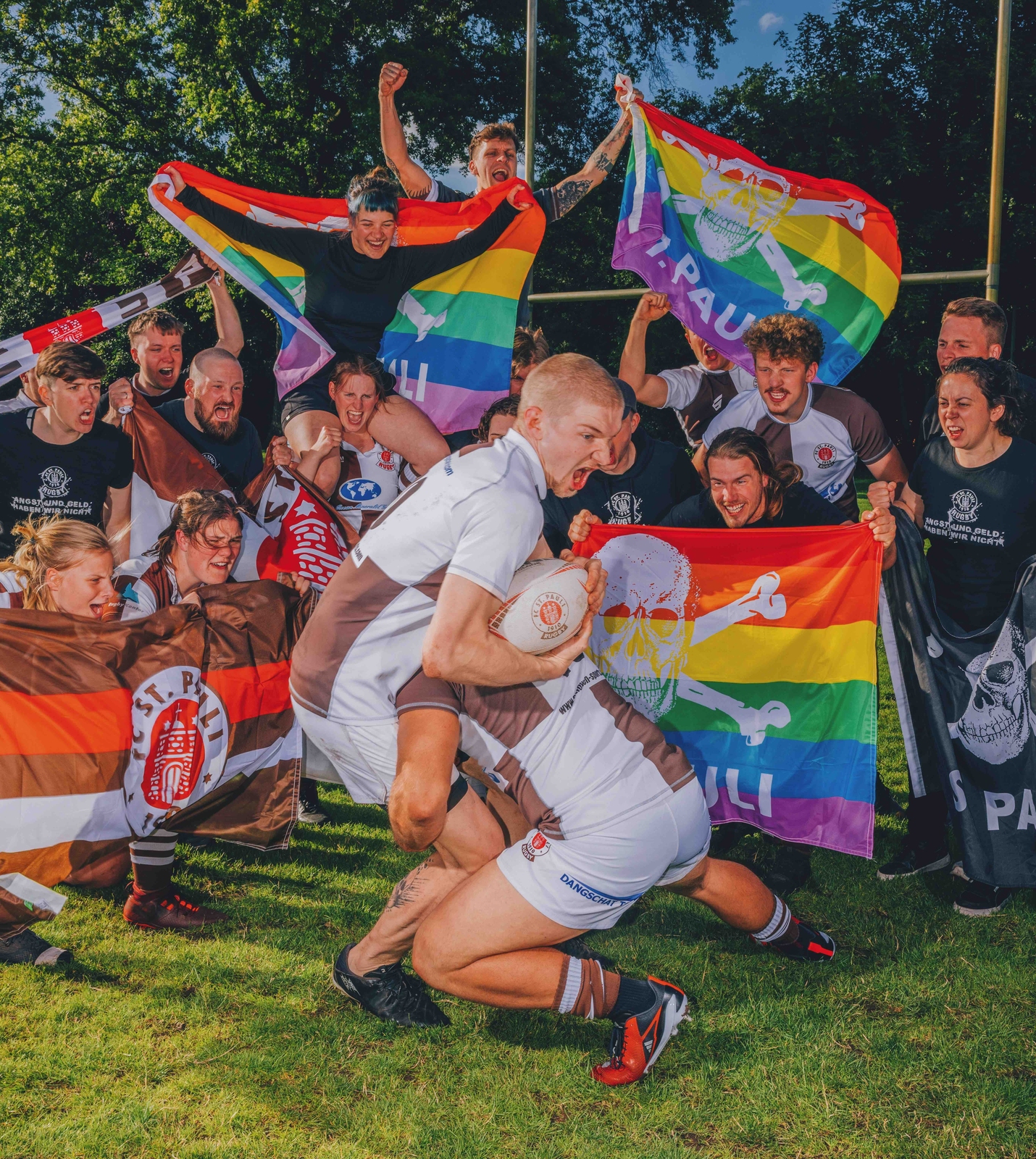 2025, zurück im spiel, titelthema