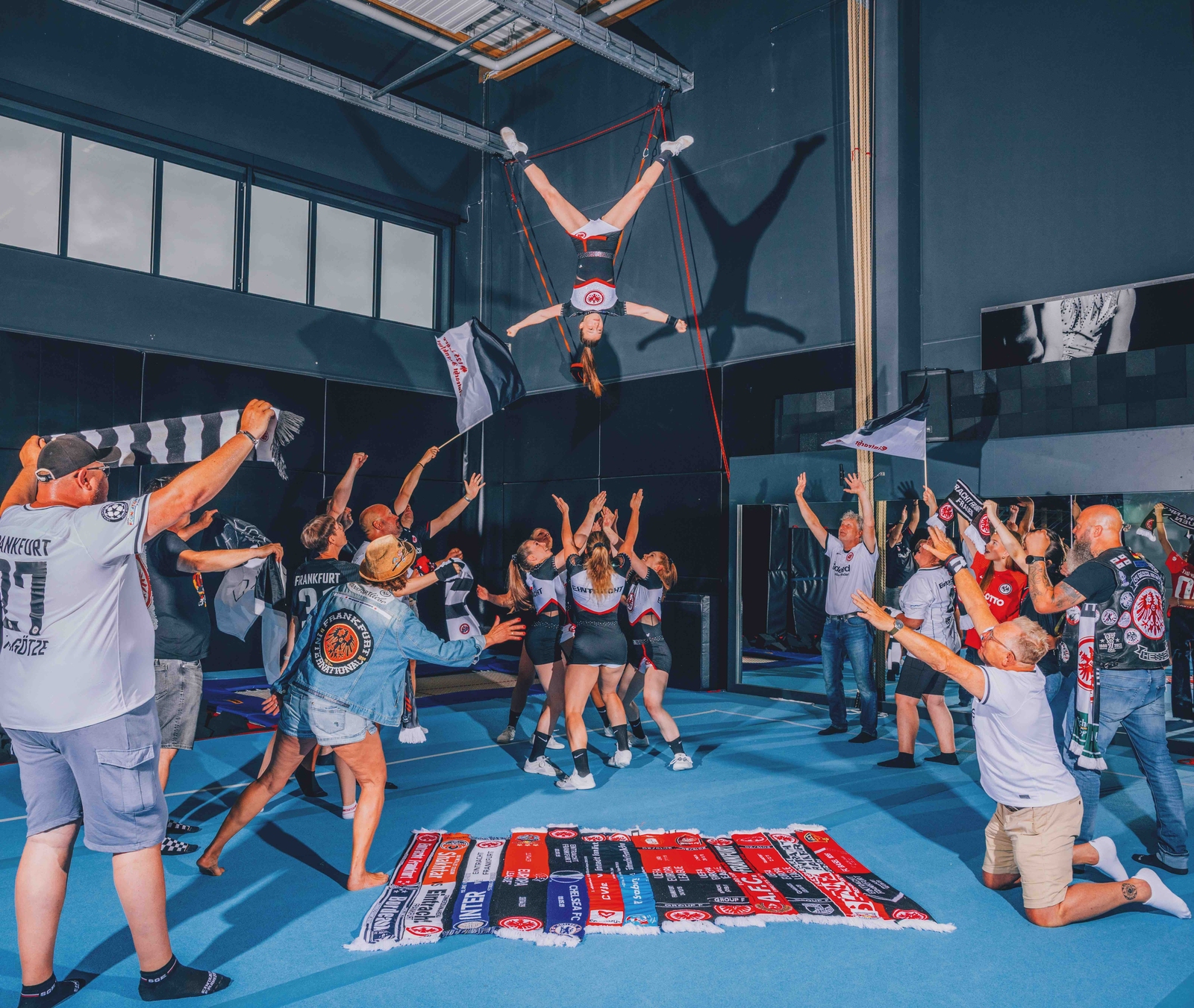 2025, zurück im spiel, titelthema