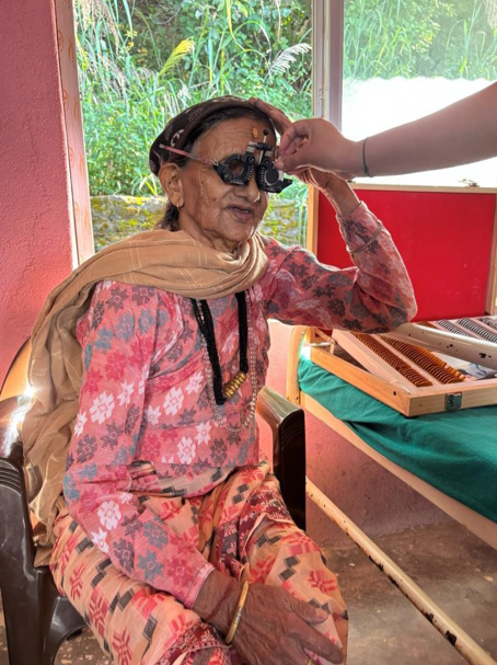 Behandlung in einem Eyecamp in Nepal