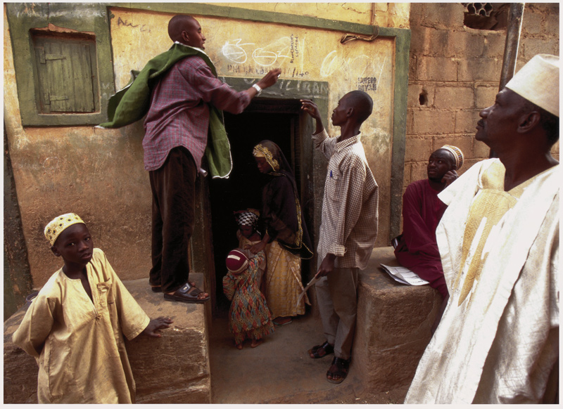Jean-Marc-Giboux-Ausstellung, polio, Bild 16, Impftema kennzeichnet Haus mit bereits geimpften Kindern