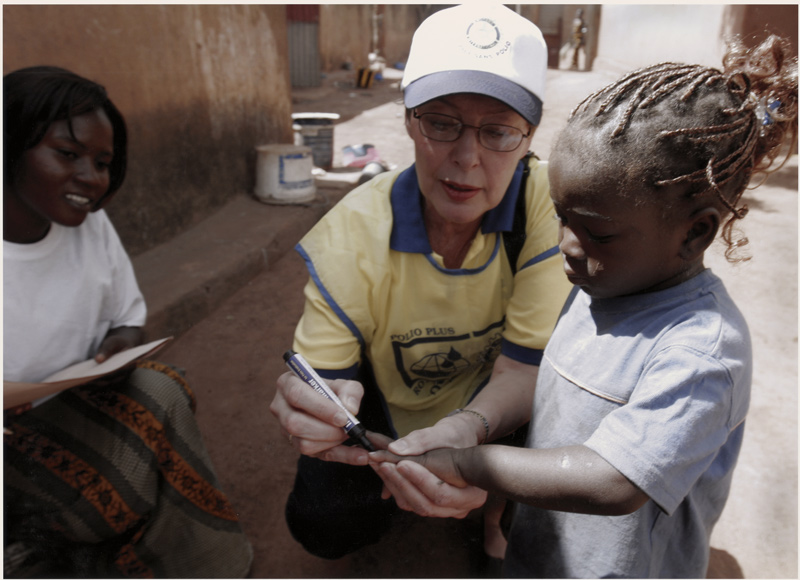 Jean-Marc-Giboux-ausstellung, polio, Bild 17, amerikanische Impfhelferin hilft bei Kampagne gegen Kinderlähmung in Mali
