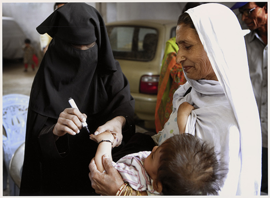 Jean-Marc-Giboux-Ausstellung, polio, Bild 2, Impfung eines Babys in Indien