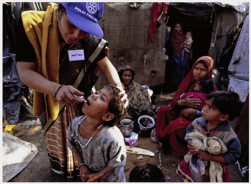 Jean-Marc-Giboux-Ausstellung, polio, Bild 20, Impfhelfer sind in einem indischen Slum aktiv