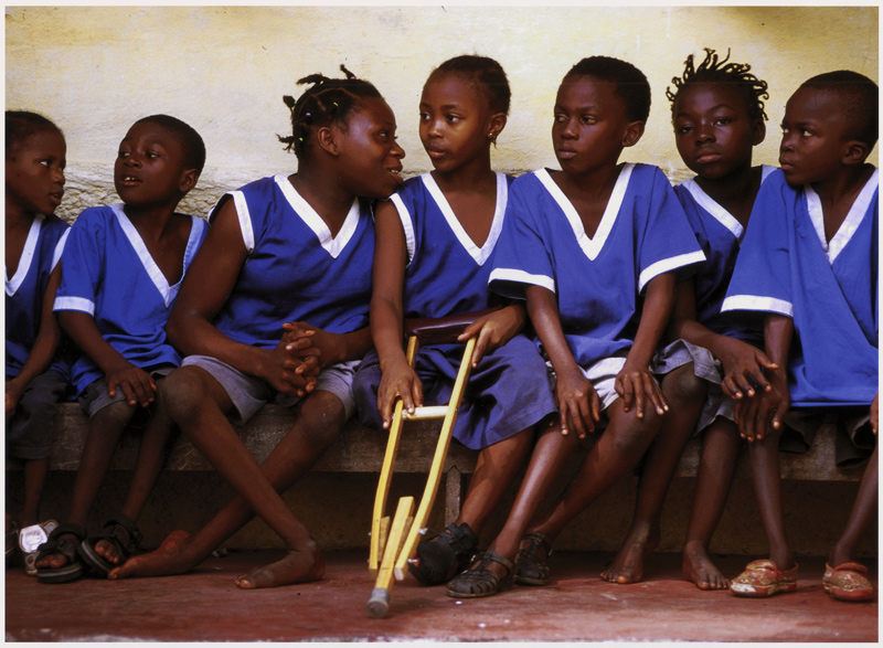 Jean-Marc-Giboux-Ausstellung, polio, Bild 21, nach Polio-Erkrankung gelähmte afrikanische Kinder in einem Kinderheim