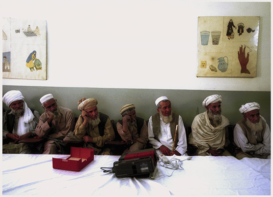 Jean-Marc-Giboux-Ausstellung, polio, Bild 5, Stammesälteste in Pakistan bei einer Information über eine Impfaktion