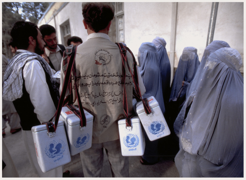 Jean-Marc-Giboux-Ausstellung, polio, Bild 7, Verteilung von Polio-Impfstoff und Kühlboxen an Impfteams in Afghanistan