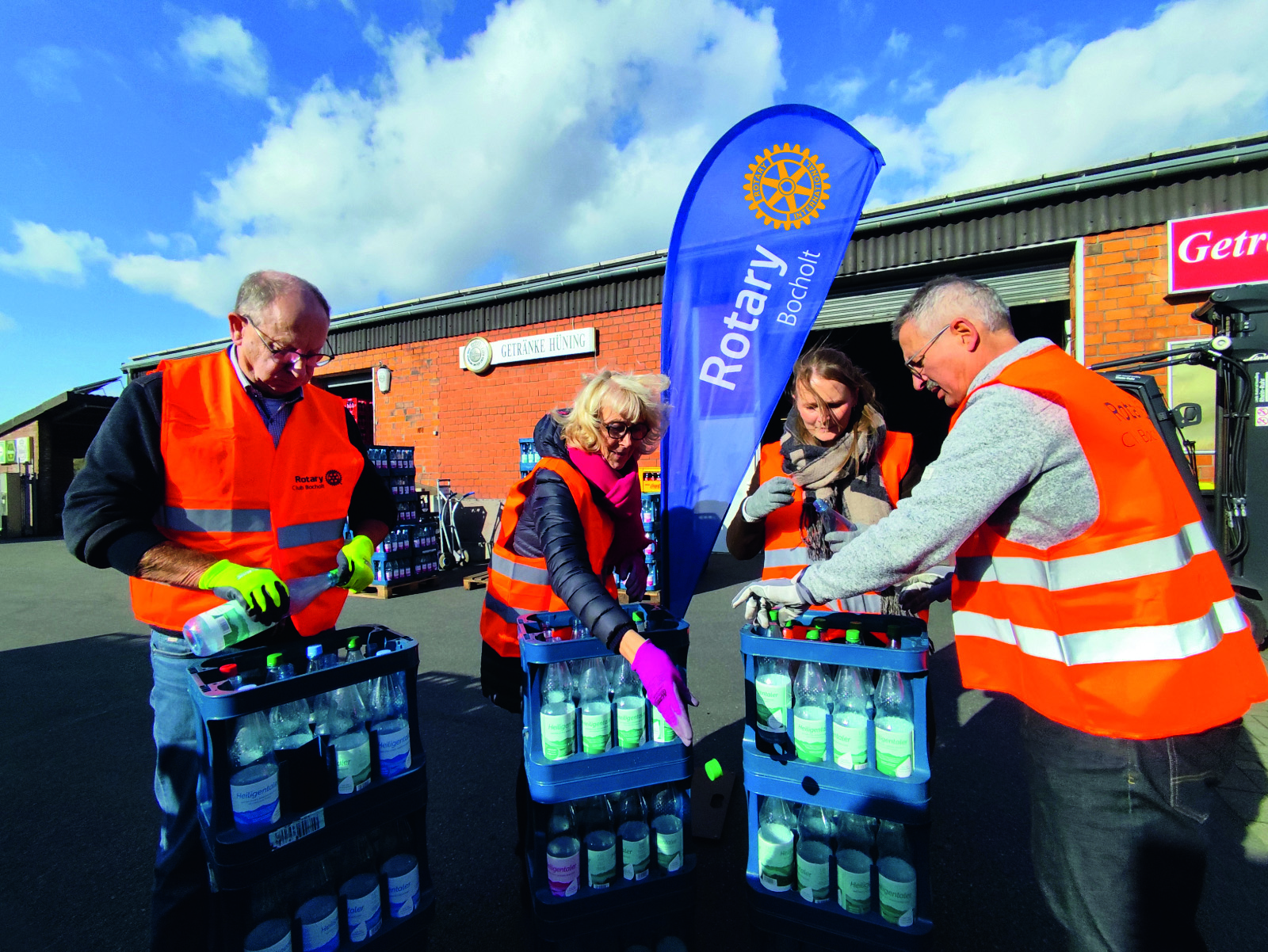 Hans-Dieter Kohnen, Beate Schwingenheuer, Anne Capar und Wolfgang Matenaer (v. l.) entfernen die Deckel Hans-Dieter Kohnen, Beate Schwingenheuer, Anne Capar und Wolfgang Matenaer (v. l.) entfernen die Deckel