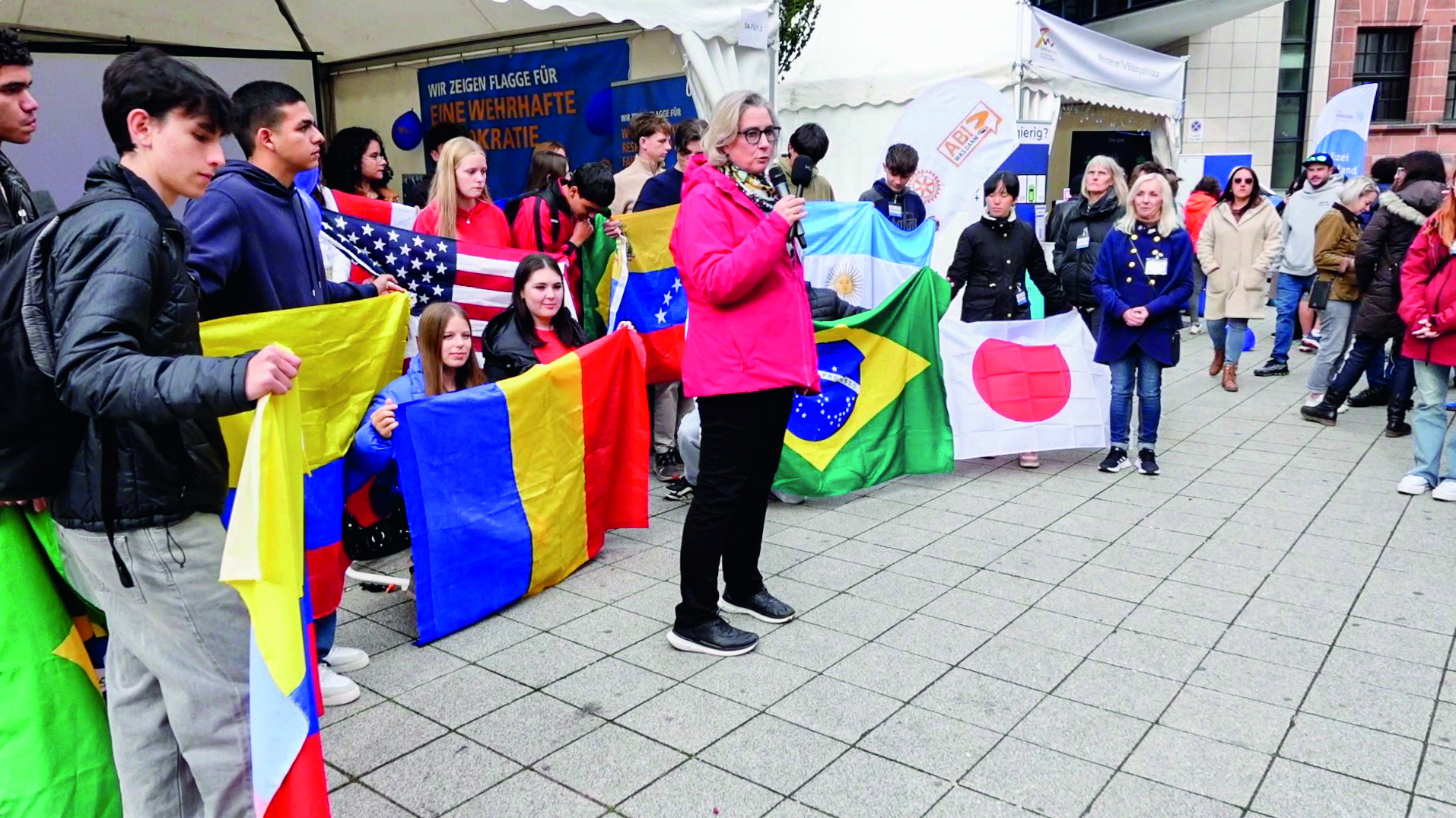 Governor Nicole Huber sprach beim Einheitsfest zu den Gästen am Rotary-Stand Governor Nicole Huber sprach beim Einheitsfest zu den Gästen am Rotary-Stand