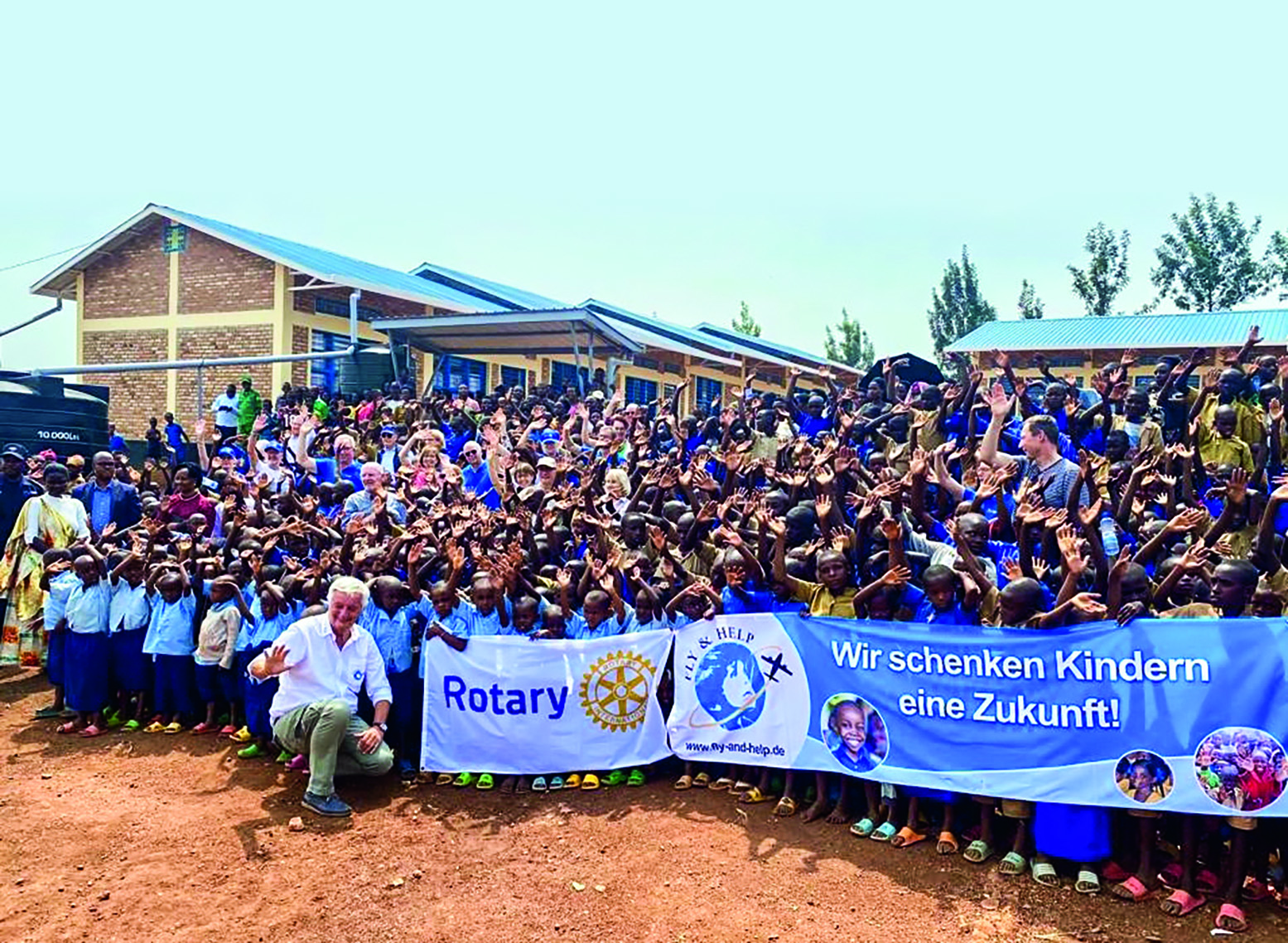 Voller Erfolg: Seit der feierlichen Einweihung ist die Schule in Ruanda stark gewachsen. Denn mehr Schulkinder brauchen mehr Schulgebäude Voller Erfolg: Seit der feierlichen Einweihung ist die Schule in Ruanda stark gewachsen. Denn mehr Schulkinder brauchen mehr Schulgebäude