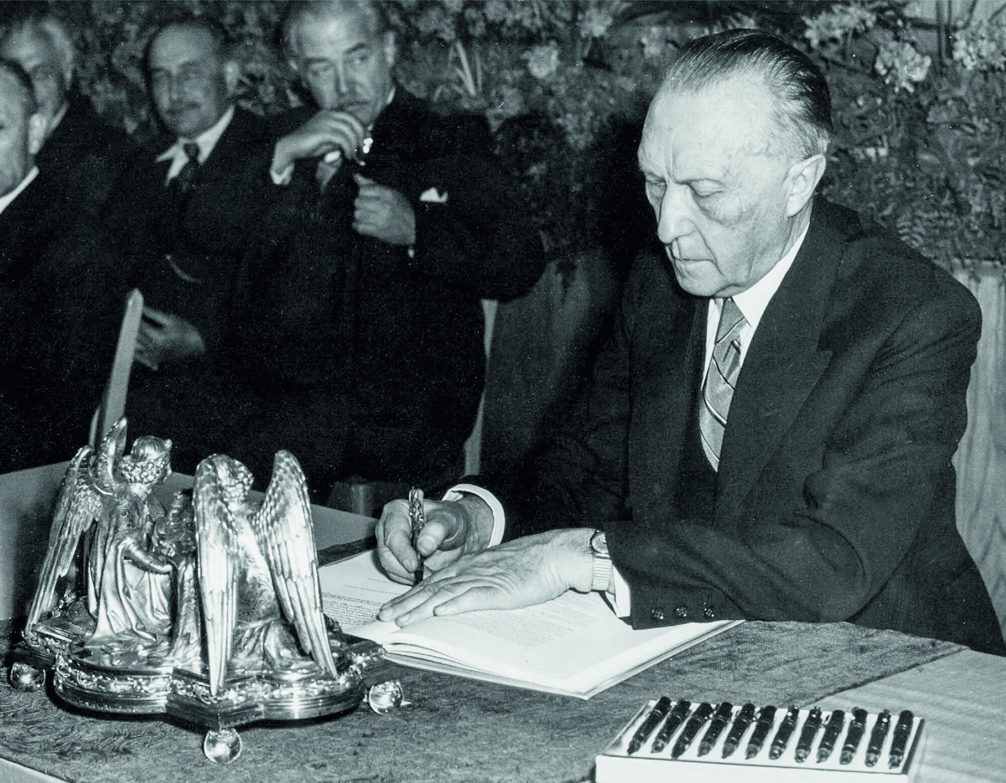 Konrad Adenauer bei der Unterzeichnung des Grundgesetzes am 23. Mai 1949 in Bonn