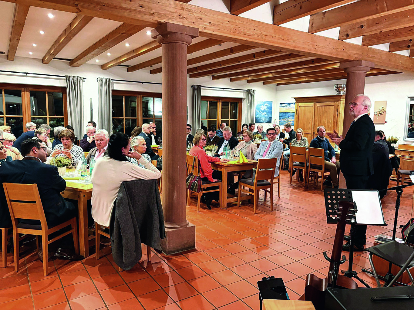 Past-Governor Udo Feldheim begrüßt die Gäste des Konzerts