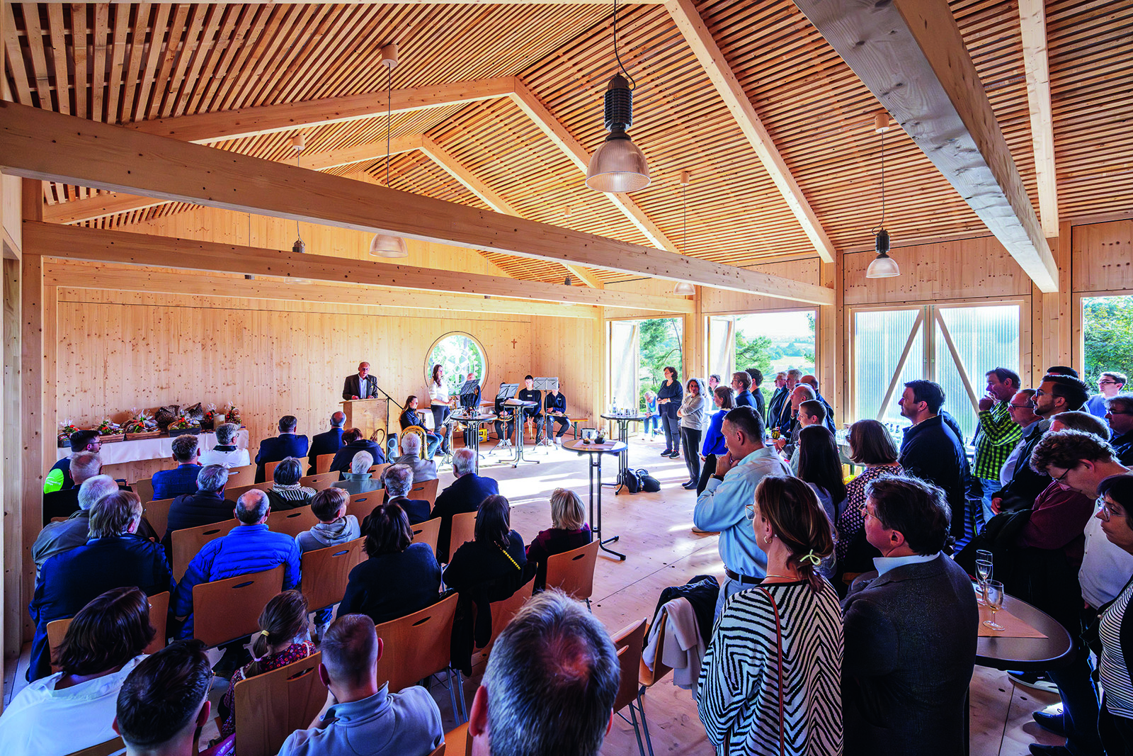 … viel Holz und gemütlich