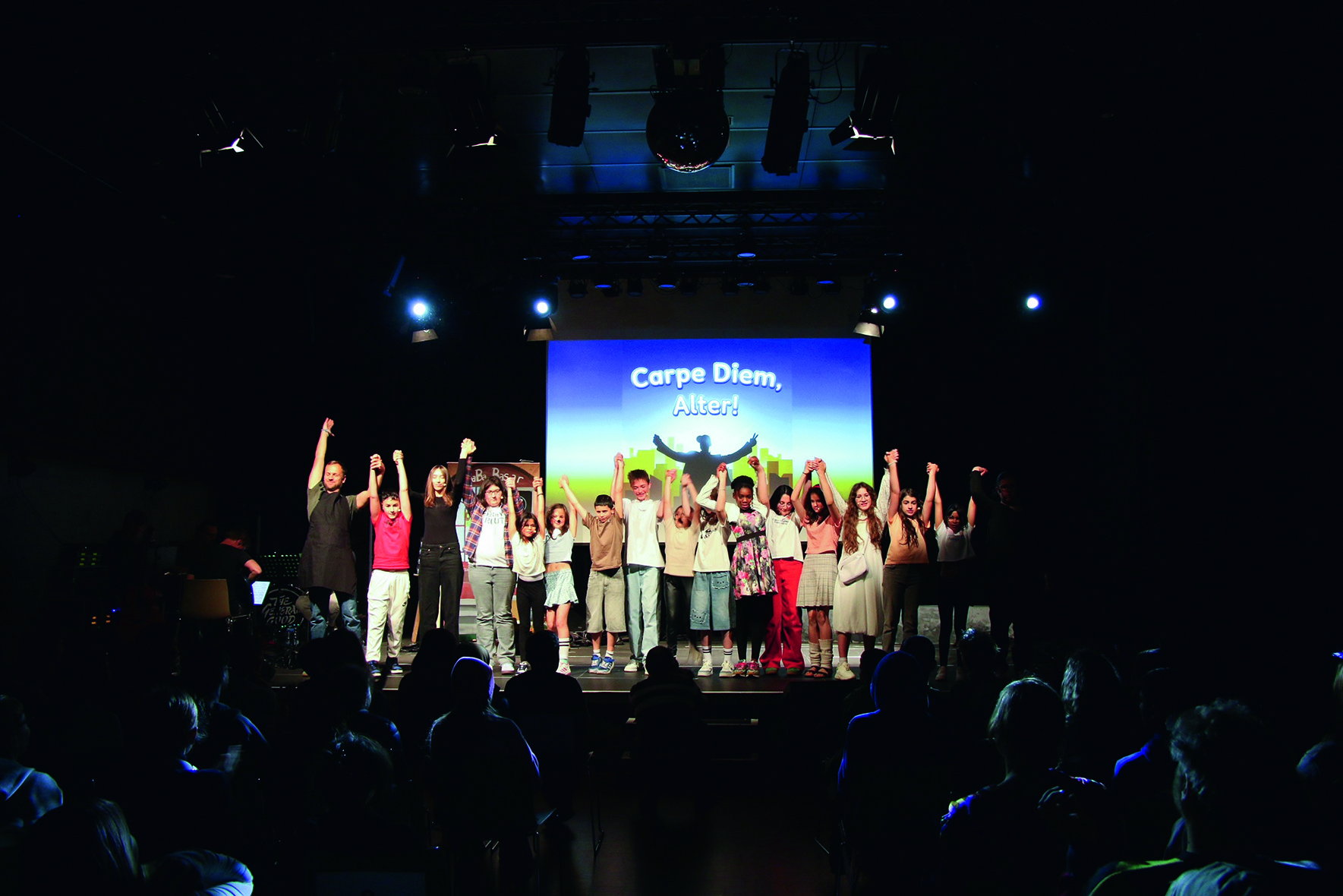 Wie gelingt es, das Beste aus seinem Leben zu machen? Die Botschaft „Carpe diem“ wurde mit dieser Schulaufführung ins Heute übersetzt