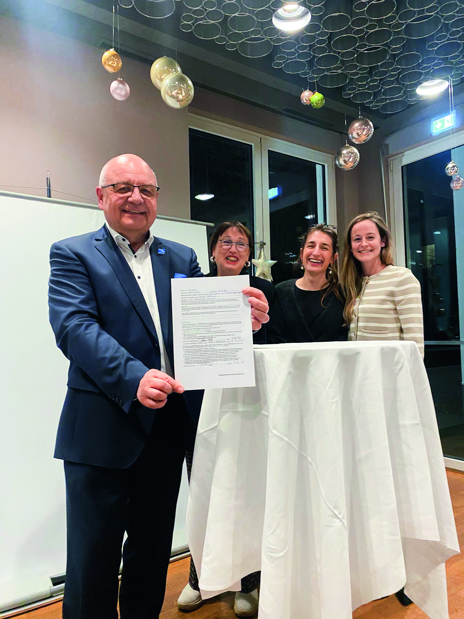 Die Tinte ist trocken: Gov. Ulli Kersting, Monika Faden-Wohlrab und die ­Präsidentinnen Isabel ­Bommes Fernandez und Cornelia Stihl (v. l.) mit dem Antrag auf Clubgründung