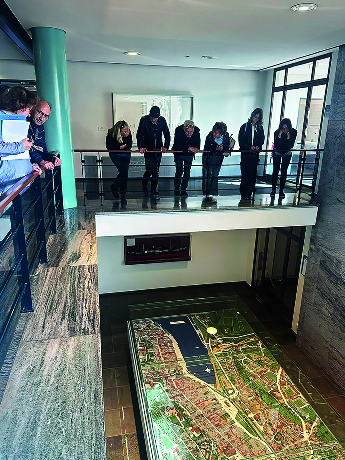 Blick auf ein Modell des Flensburger Hafens und der Innenstadt