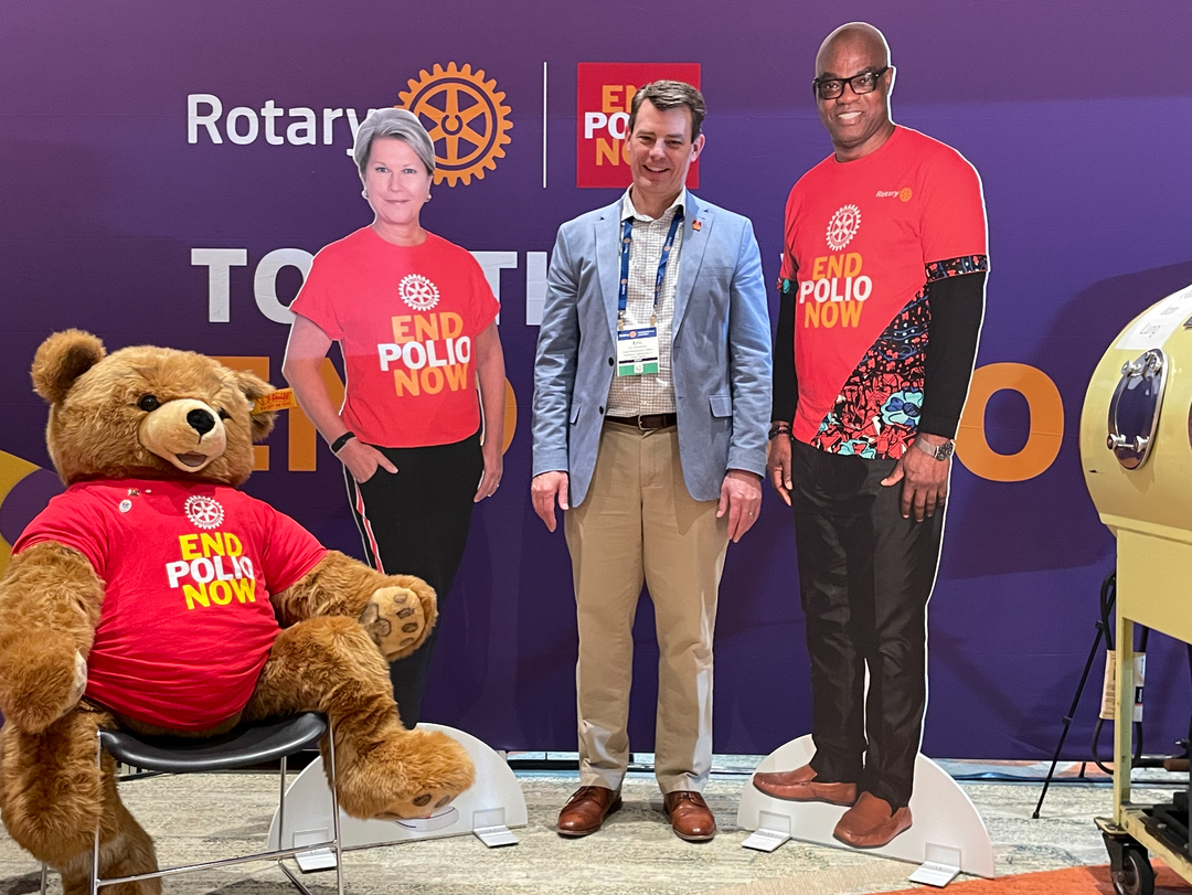 Foto-Session eines Governor Elect mit EPN-Bär und den Pappkameraden Yinka Babalola und Past-RI-Präsidentin Jennifer Jones Foto-Session eines Governor Elect mit EPN-Bär und den Pappkameraden Yinka Babalola und Past-RI-Präsidentin Jennifer Jones