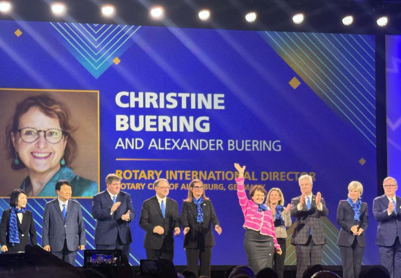 Nicht nur die Governor elect, sondern auch die RI-Direktoren brachten Partner mit. Nicht nur die Governor elect, sondern auch die RI-Direktoren brachten Partner mit.