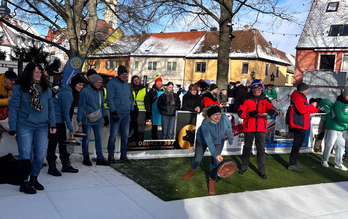 Wer schafft es, seinen Eisstock nahe an den Puck zu schieben?