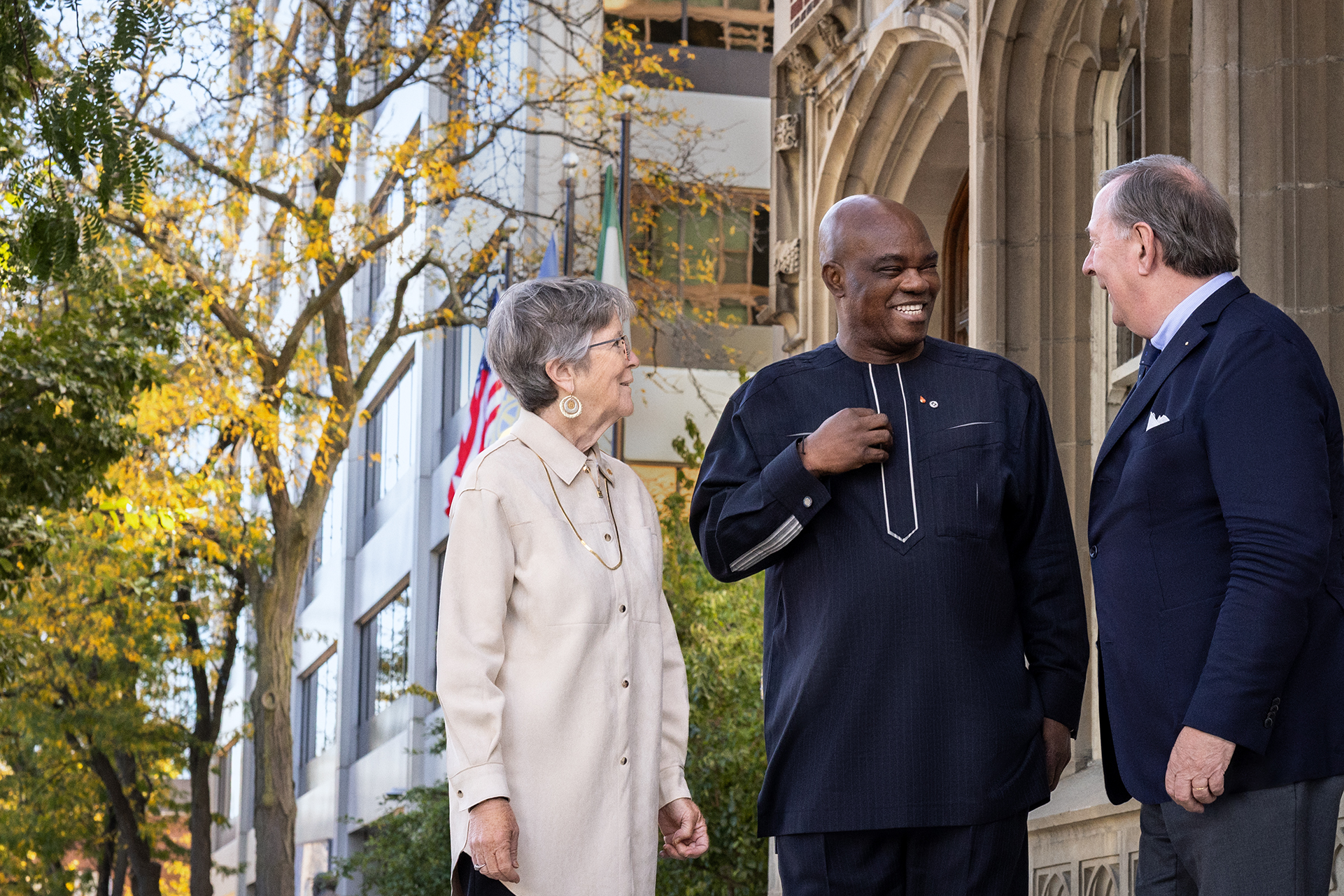 President-elect Olayinka Hakeem Babalola steht vor dem Hauptgebäude von Rotary mit Martha Peak Helman, Treuhänderin der Rotary Foundation, und Alain Van de Poel, Vizepräsident von Rotary International. President-elect Olayinka Hakeem Babalola steht vor dem Hauptgebäude von Rotary mit Martha Peak Helman, Treuhänderin der Rotary Foundation, und Alain Van de Poel, Vizepräsident von Rotary International.
