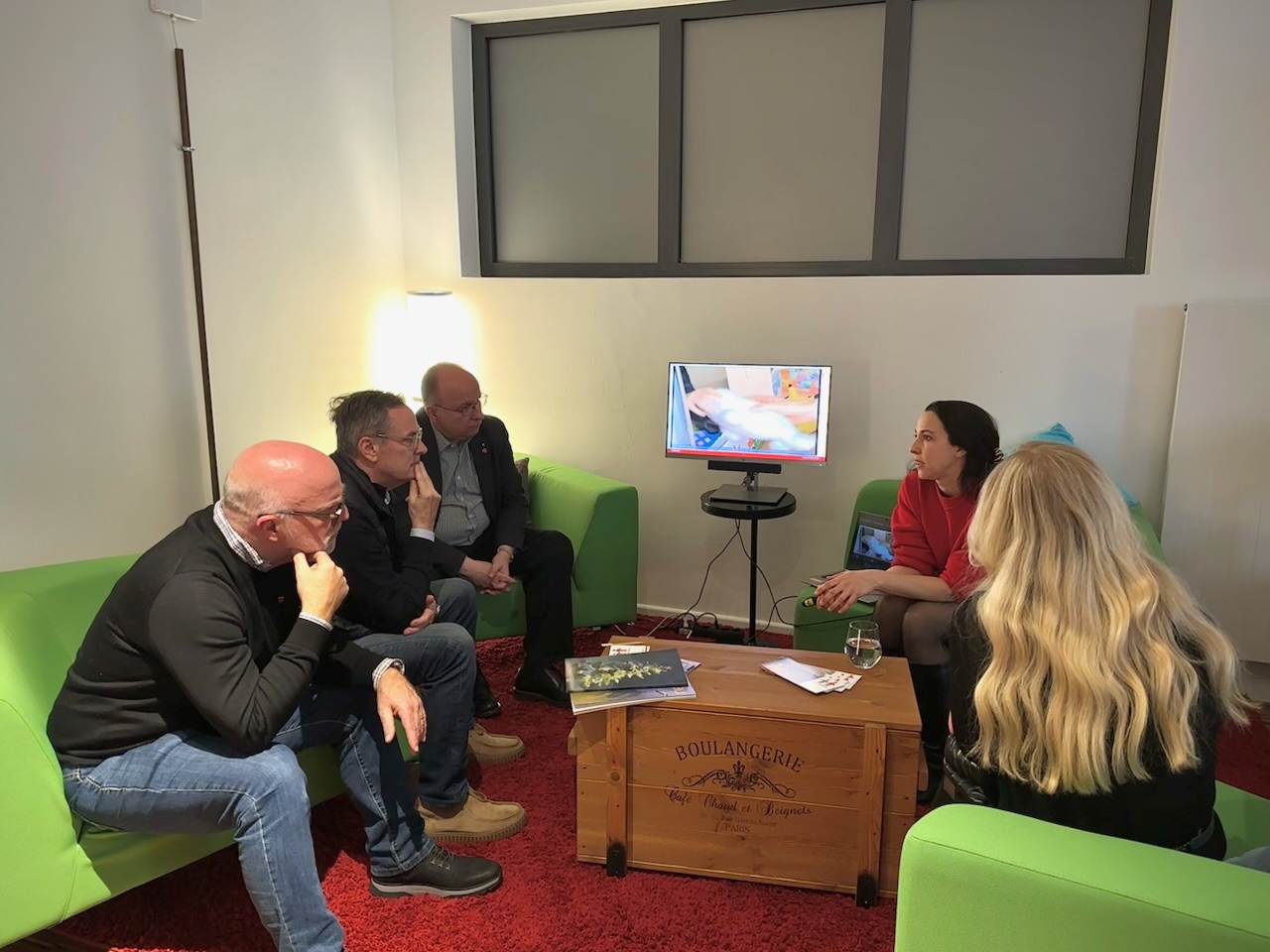 Im direkten Gespräch wird Wirkung greifbar und Vertrauen entsteht.