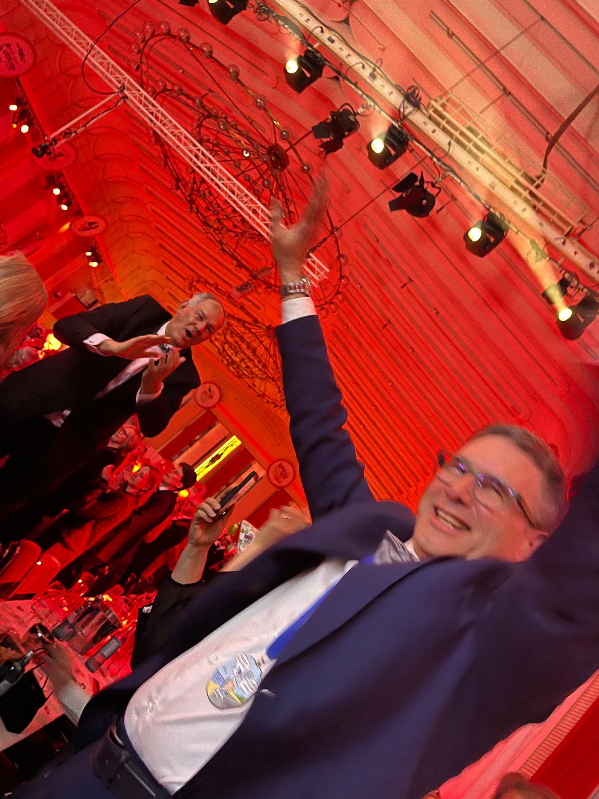 Stand am Ende auf seinem Stuhl: Distrikt Governors Volker Klassen Stand am Ende auf seinem Stuhl: Distrikt Governors Volker Klassen