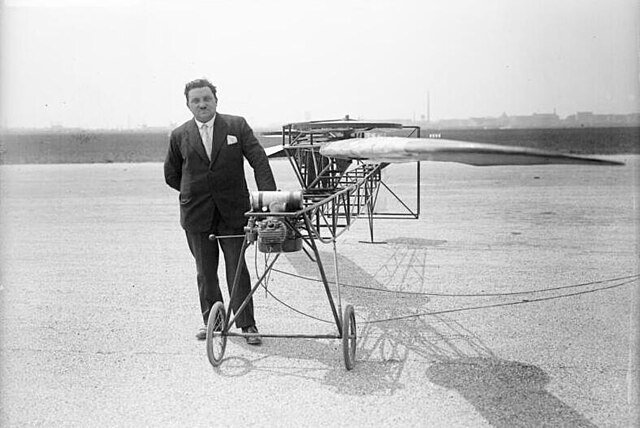 Engelbert Zaschka mit Modell des Kreisel-Flugzeugs