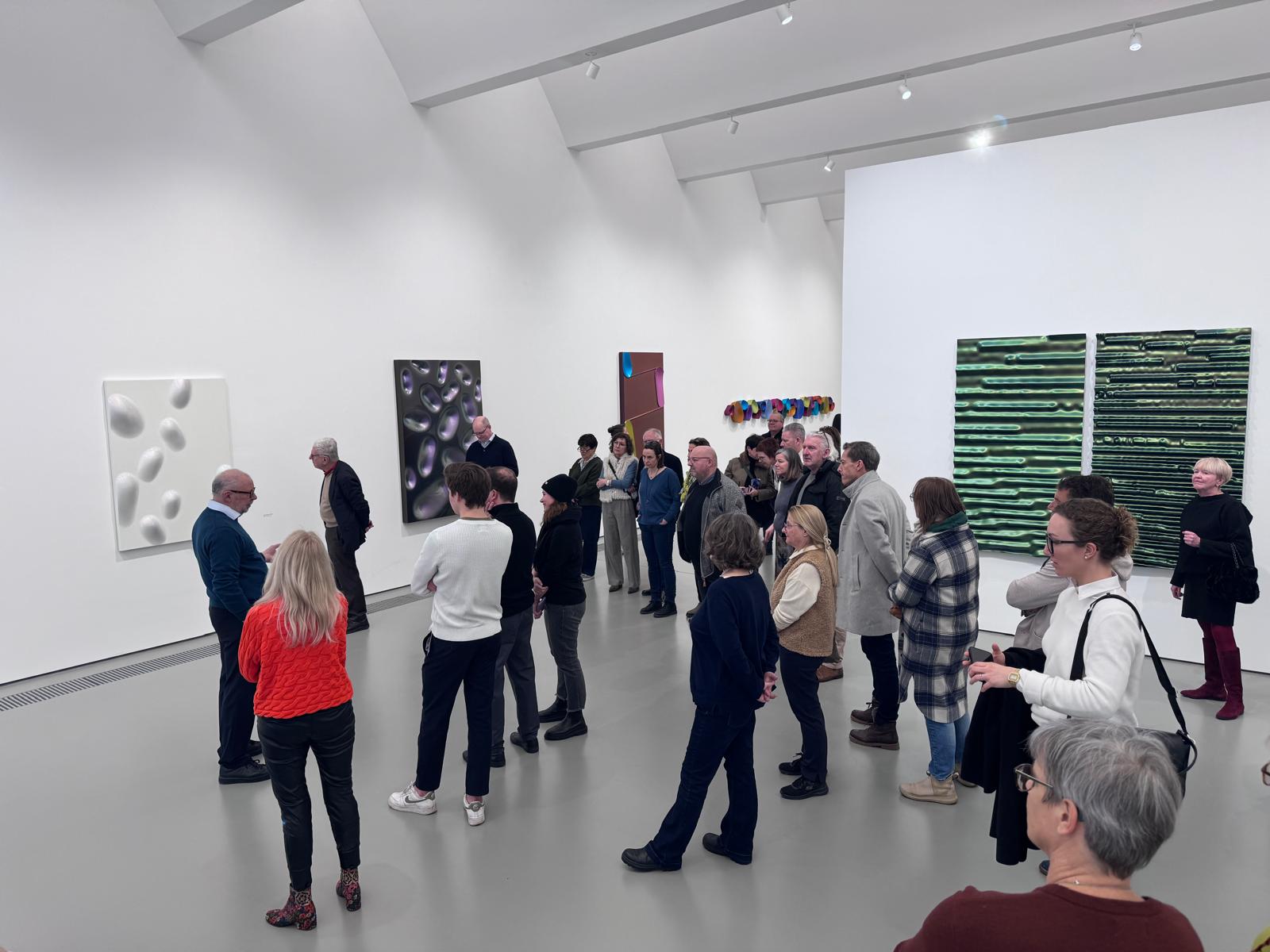 Mitglieder von zehn Rotary Clubs aus den Distrikten 1841 und 1930 bei der Führung durch die Ausstellung „Cosmos Color“ Mitglieder von zehn Rotary Clubs aus den Distrikten 1841 und 1930 bei der Führung durch die Ausstellung „Cosmos Color“