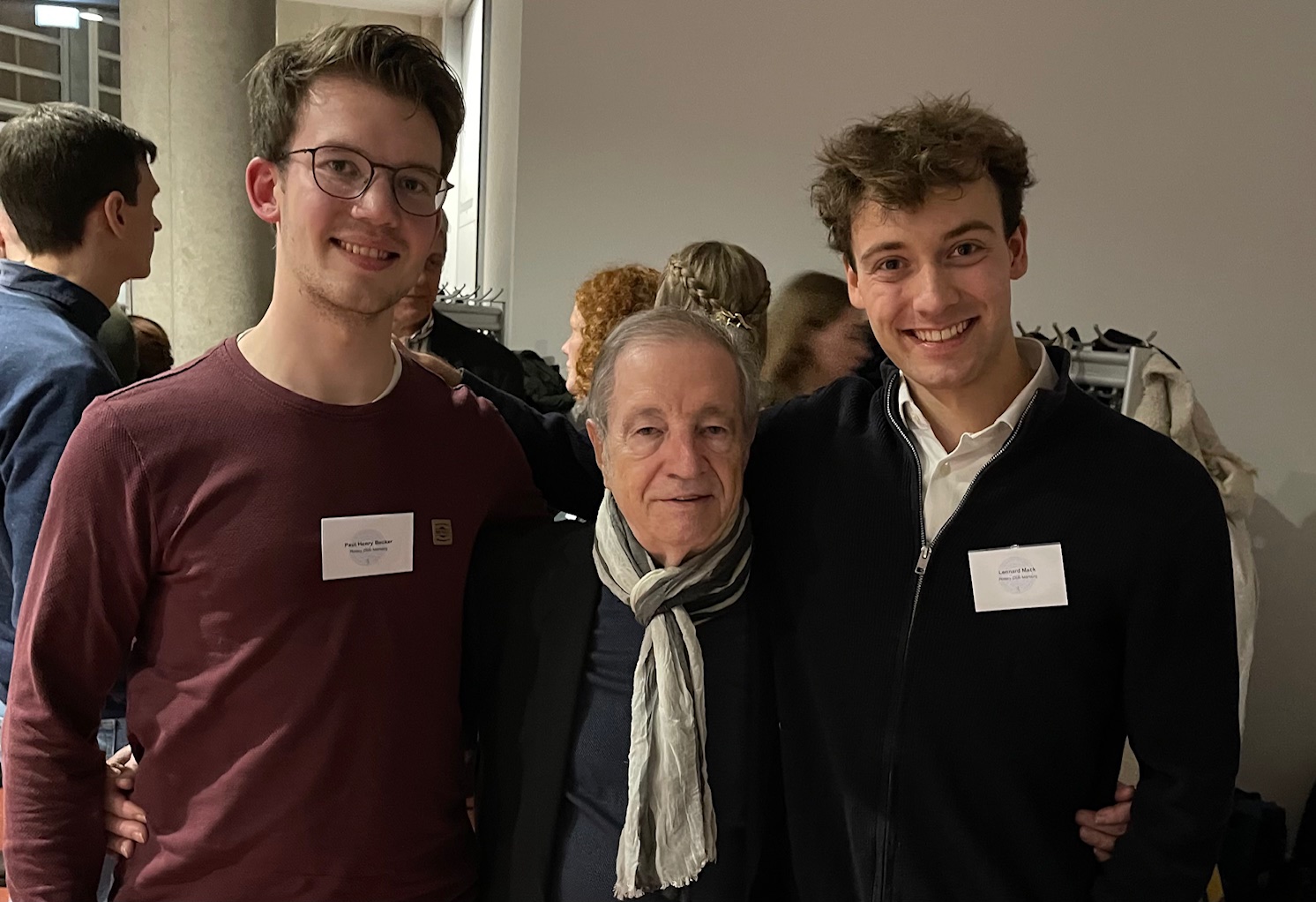 Die beiden Stipendiaten des RC Marburg: Lennard Mack und Paul Henry Becker, in der Mitte Prof. Bernhard Maisch Die beiden Stipendiaten des RC Marburg: Lennard Mack und Paul Henry Becker, in der Mitte Prof. Bernhard Maisch