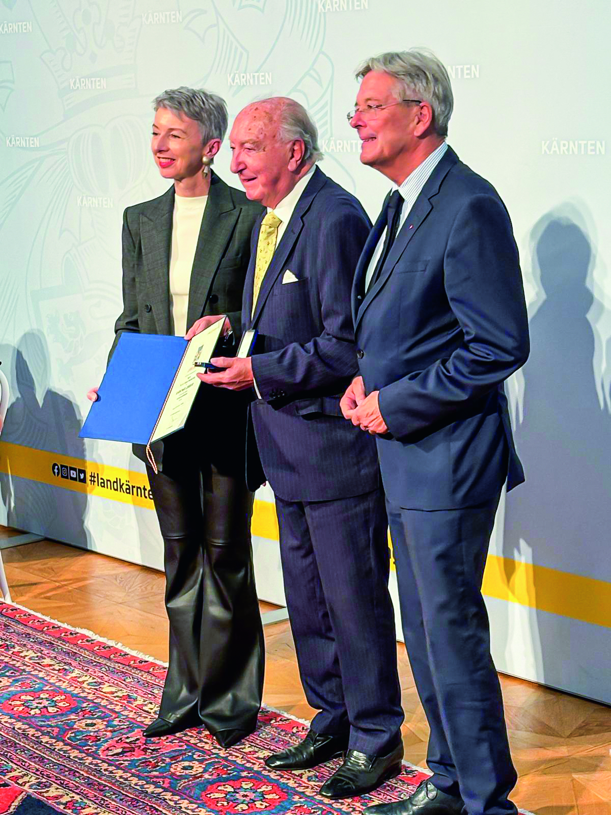 Die Verleihung der höchsten Auszeichnung für ehrenamtliche Tätigkeit: „Kärntner Lorbeer in Gold mit Brillanten“ im Oktober 2025. Der Geehrte, Anton Gradischnig (95), seit 1967 Mitglied des RC Villach, ist der letzte noch Lebende der Gründergeneration des Carinthischen Sommers. An seiner Seite: der Kärntner Landeshauptmann Dr. Peter Kaiser und seine Stellvertreterin Dr. Gaby Schaunig