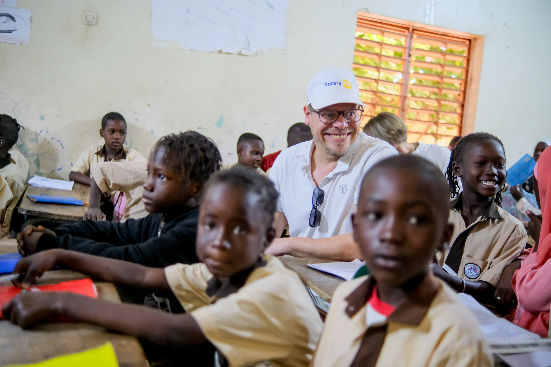 Haben gut Lachen: Rotarier und Schulkinder freuen sich über sauberes Trinkwasser Haben gut Lachen: Rotarier und Schulkinder freuen sich über sauberes Trinkwasser
