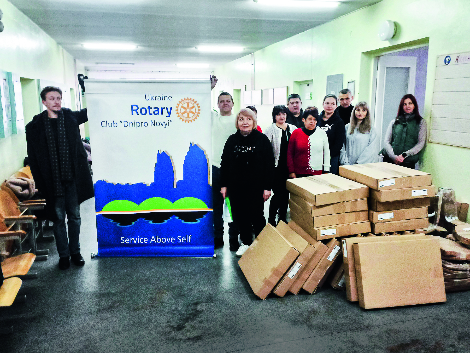 Mitglieder des Rotary Clubs Dnipro Novyi und Helfer beim Sortieren und Verteilen der wichtigen Schulmaterialien