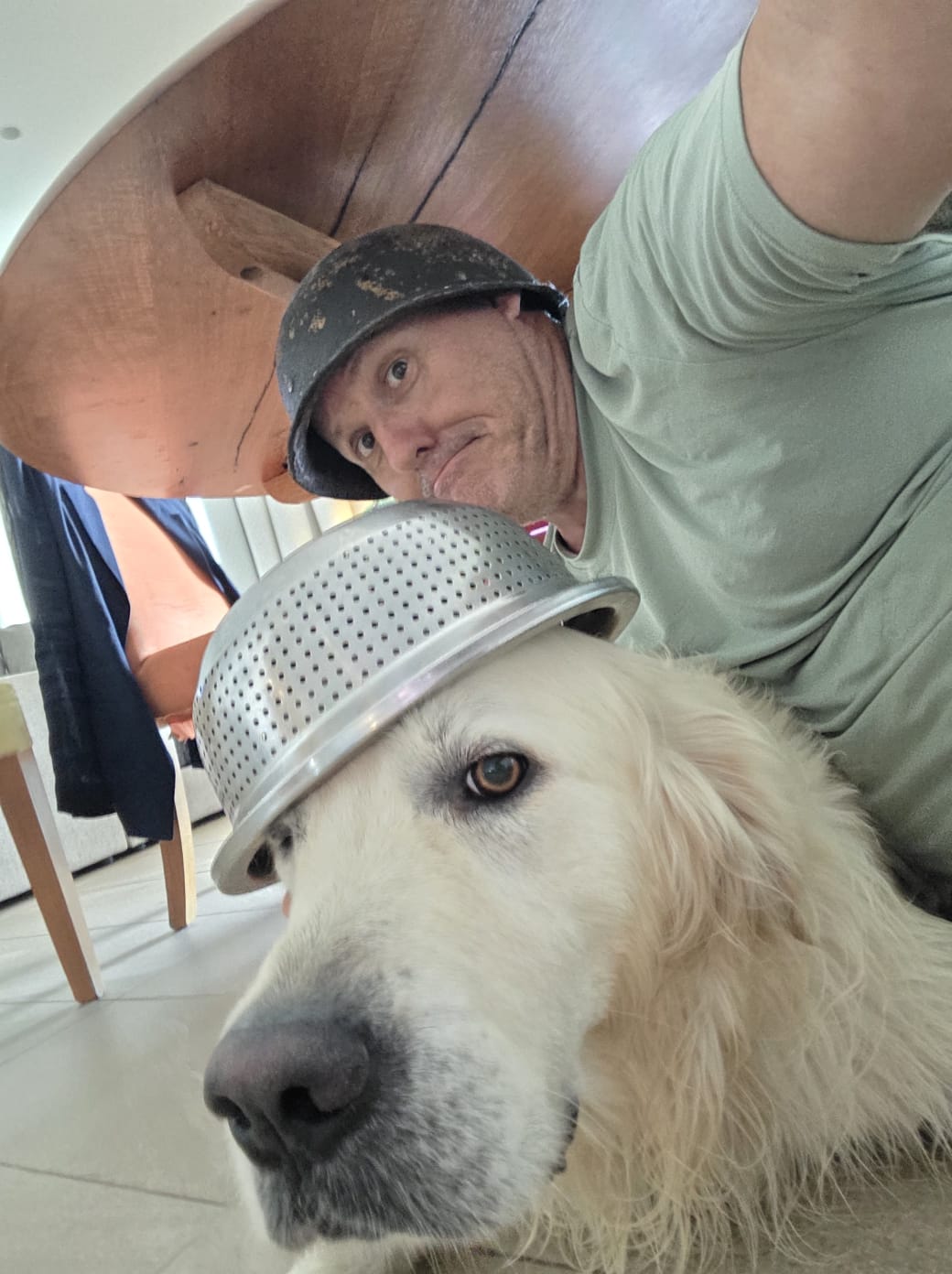 Stuart und Oscar (der Hund) mit einer Anti-Panik-Aktion