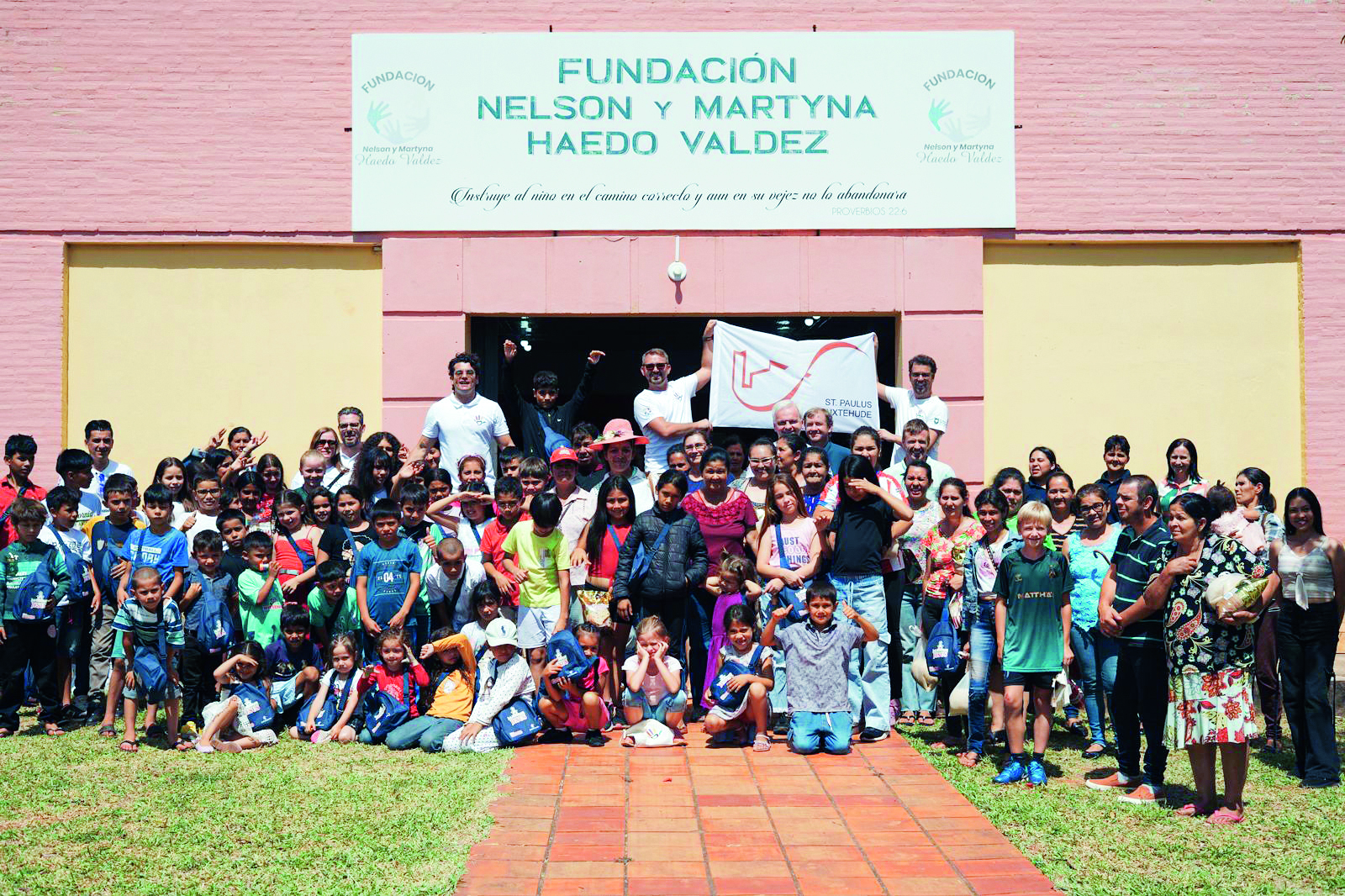 Diese Kinder freuen sich auf eine moderne Schule