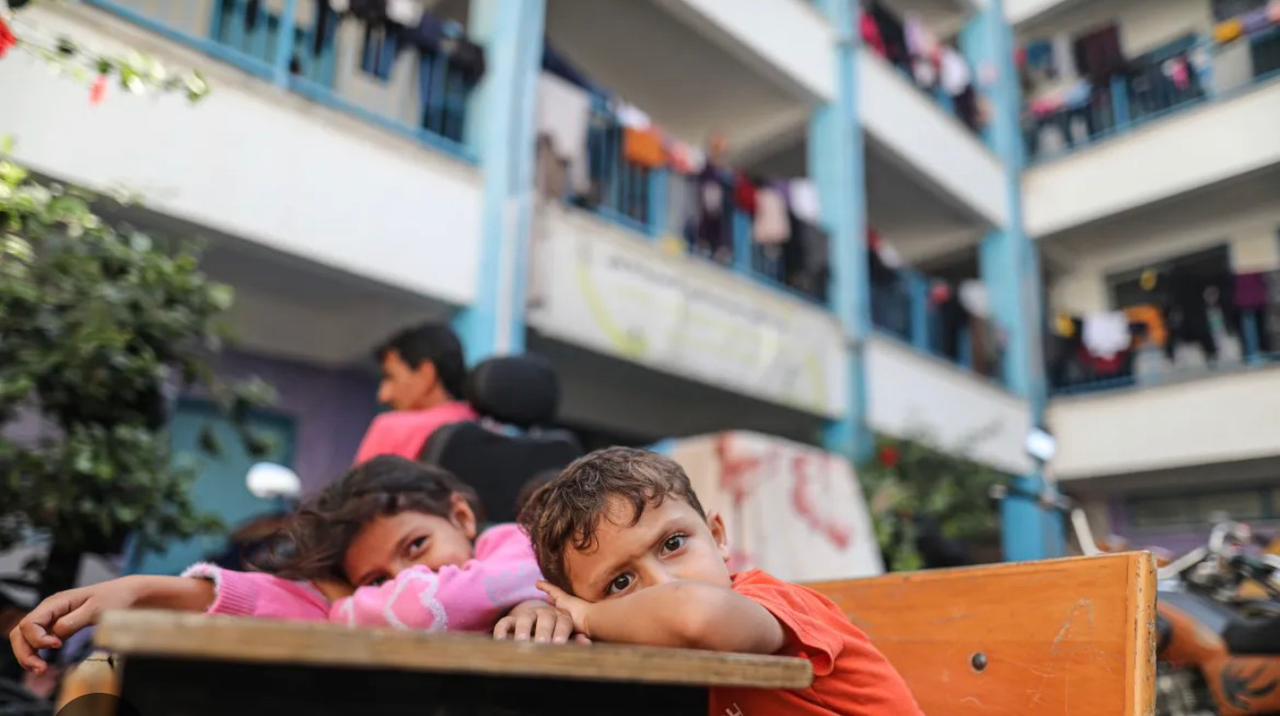 Kinder in einer völlig überfüllten Notunterkunft.