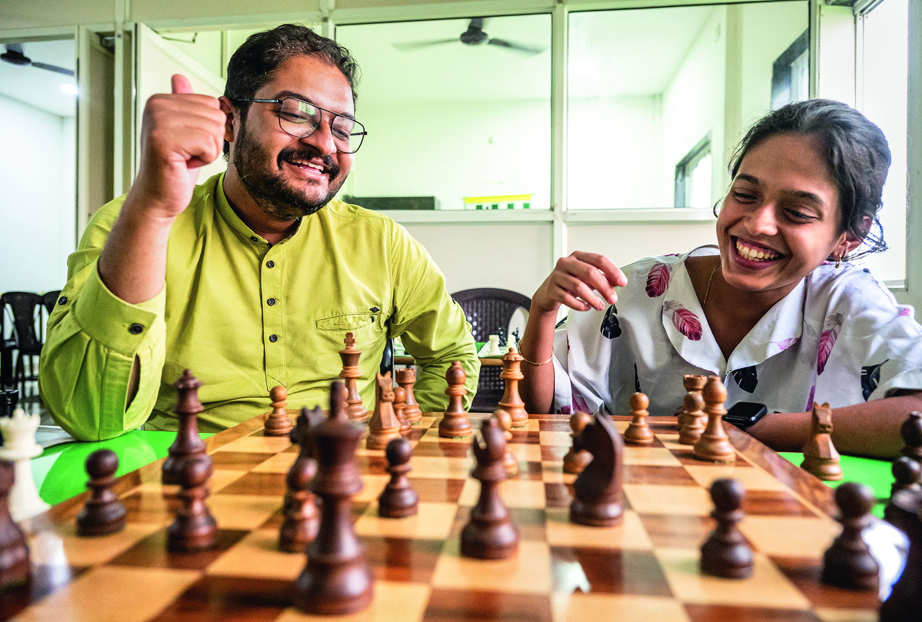Ashirwad Tupe (links) spielt Schach mit Pavani Sachin