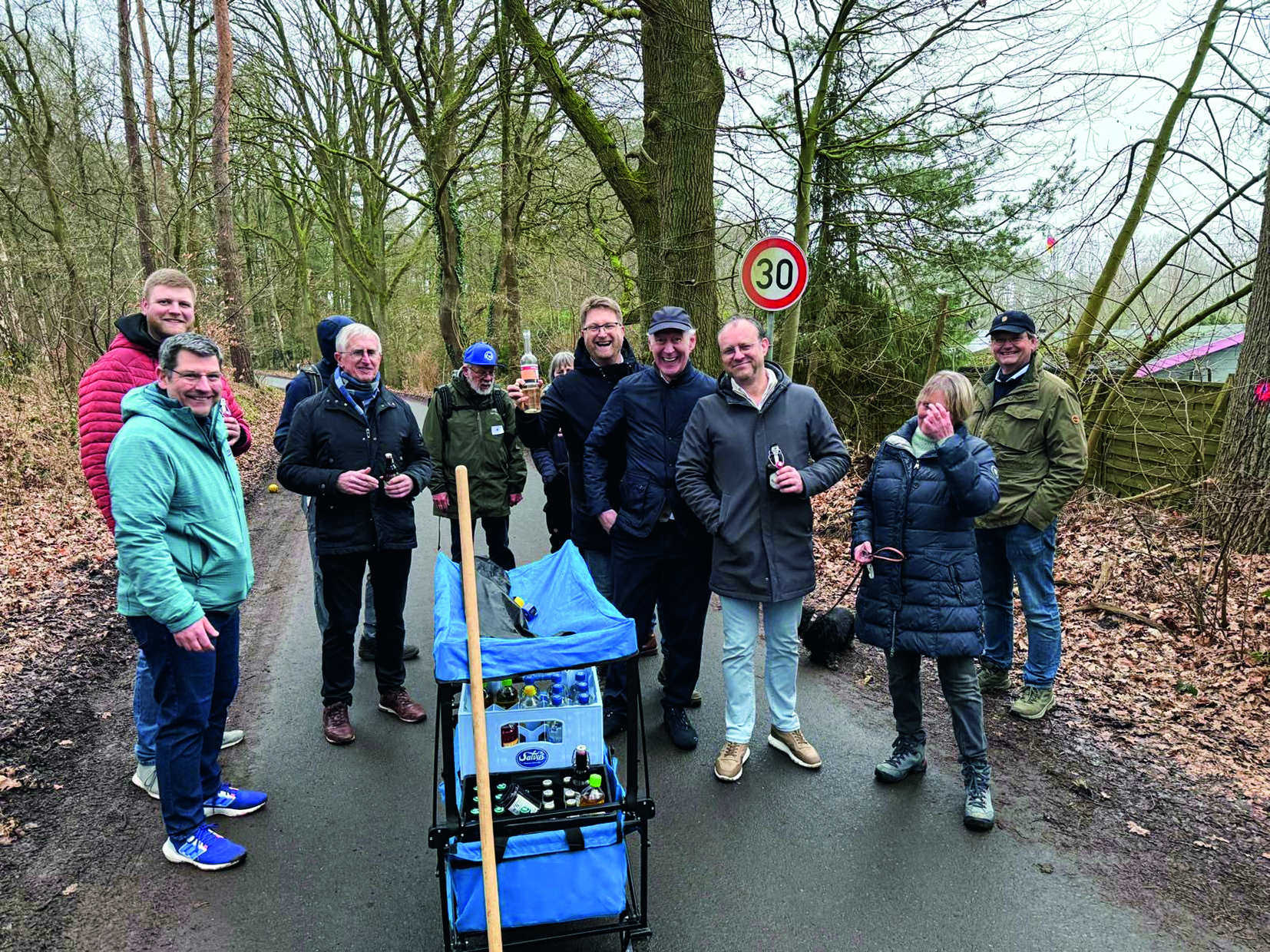 In zehn Gruppen absolvierten die rotarischen Boßel-Teams den Fünf-Kilometer-Kurs rund um den „Hellhügel“ in Rheine-Elte. Eine grenzüberschreitende Aktion für die gute Sache – bei der der Spaß nicht fehlte