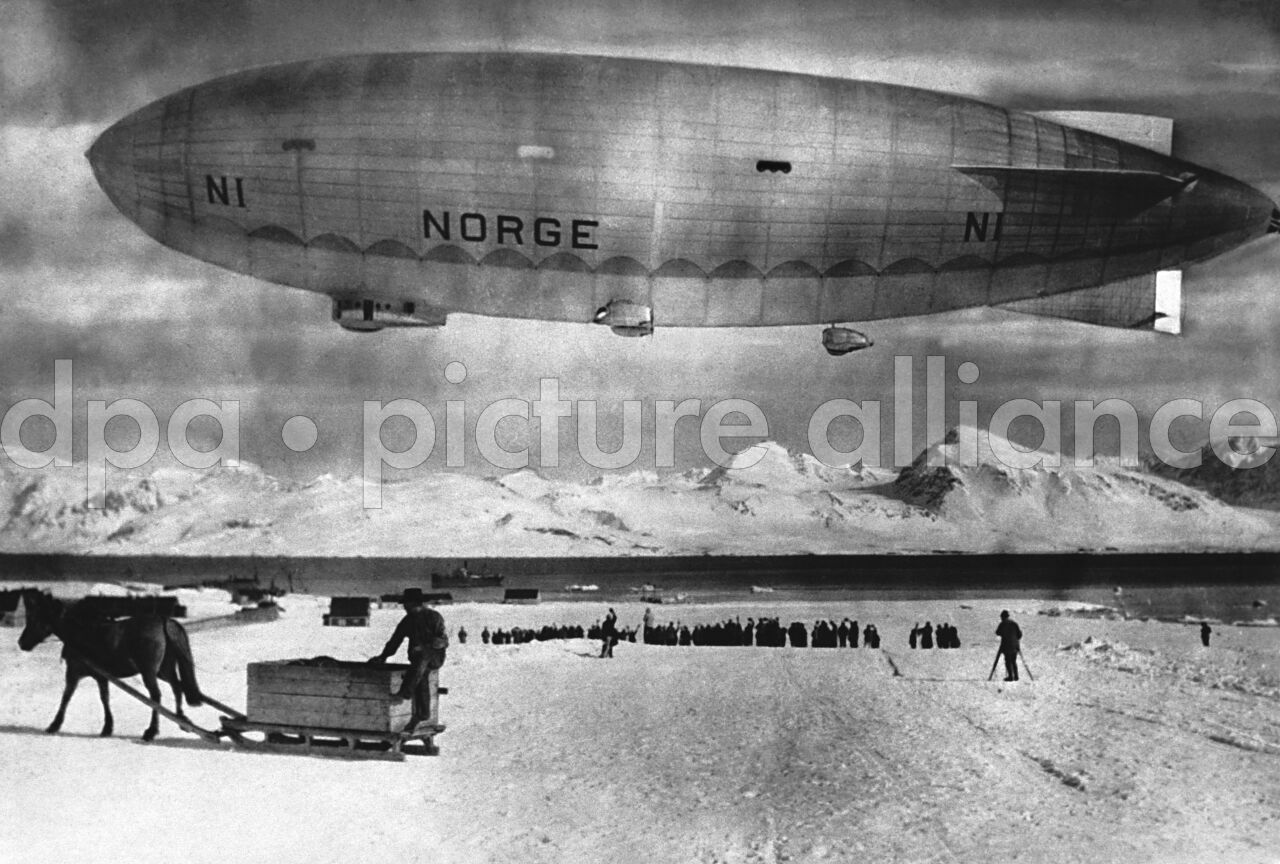 Das Luftschiff „Norge“ überfliegt im Mai 1926 Spitzbergen. Am 11. Mai brach die Amundsen-Crew auf und landete 72 Stunden später in Alaska. Sie waren die Ersten, die den Nordpol überflogen, und berichteten, dass er nicht auf festem Land liegt